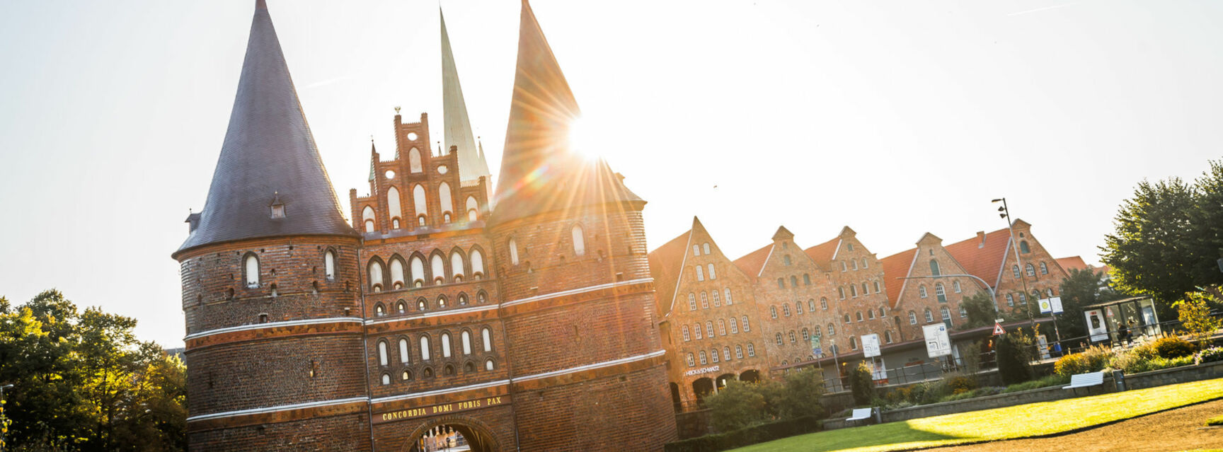 Holstentor Sonneneinfall mit Salzspeicher