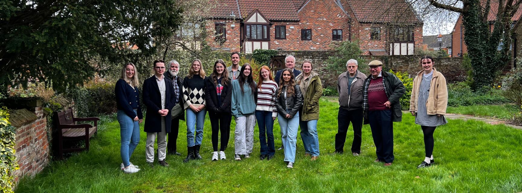 Group photo in front of the friary © Youth Hansa