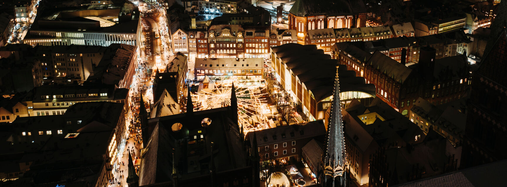 Lübeck_Weihnachtsmarkt auf dem Markt aus der Vogelperspektive © LTM