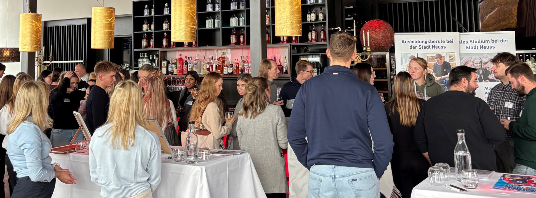 Walk and Talk auf Einladung der Hanse-Gesellschaft Neuss in der Pegelbar. Walk and Talk 1_Hamdaoui