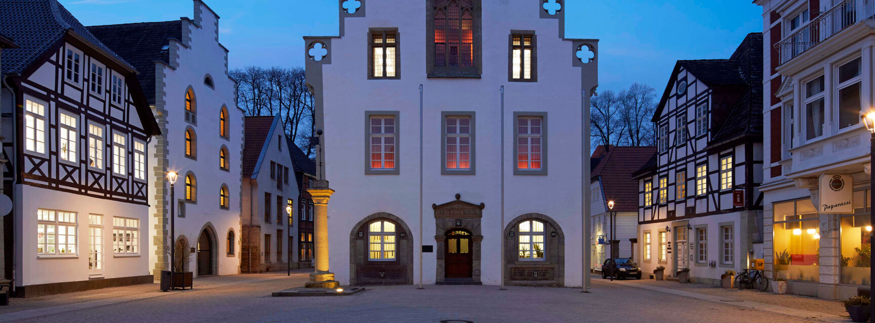 Rathaus Marktplatz Abendstimmung ©Matthias Groppe, Stadt Brakel