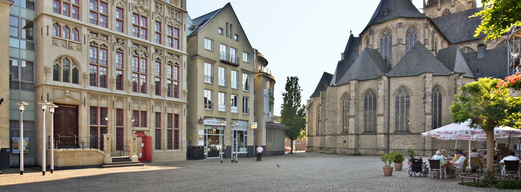 Großer Markt mit Rathausfassade und Dom_Jürgen Bosmann