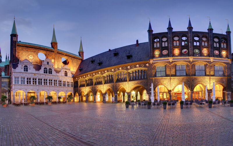 Market square and Town Hall of Lübeck © LTM Uwe Freitag
