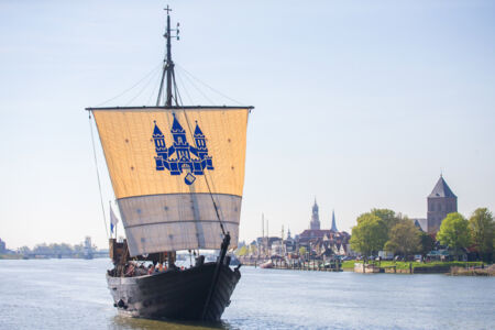 Kamper Kogge vor der Stadt © Richard Tennekes Kamper Kogge vor der Stadt © Richard Tennekes