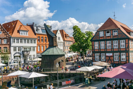 Fischmarkt mit Holzkran