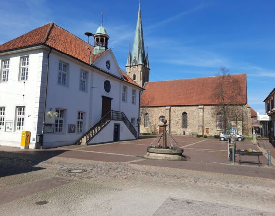 Altes Rathaus mit Kirche und Marktplatz