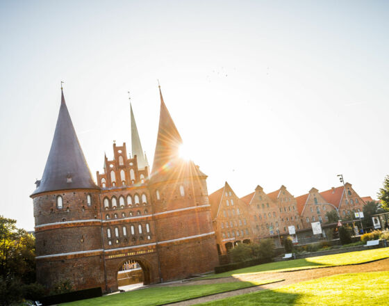 Holstentor Sonneneinfall mit Salzspeicher © LTM Holstentor Sonneneinfall mit Salzspeicher © LTM