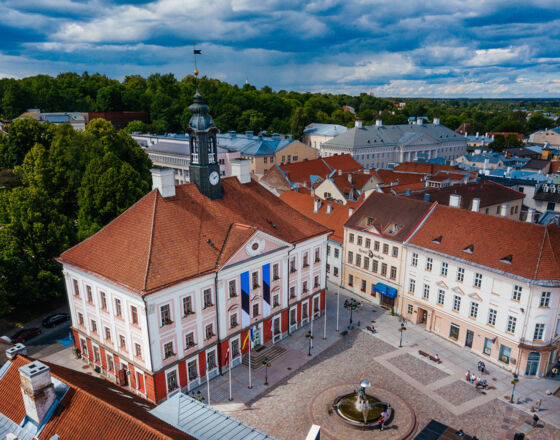 Tartu Rathaus und Rathausplatz