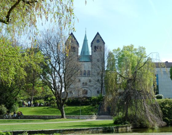 Abdinghofkirche mit Domturm © Tourist Information Paderborn Abdinghofkirche mit Domturm © Tourist Information Paderborn