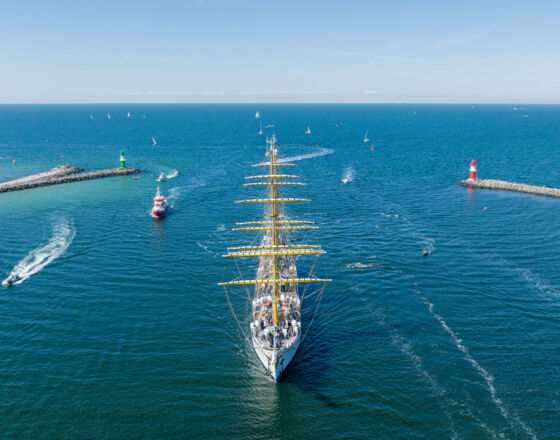 Einfahrt der Gorch Fock zur Hanse Sail ©Taslair