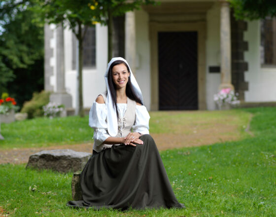 Anneken of Brakel in front of the chapel ©Matthias Groppe, Stadt Brakel Anneken of Brakel in front of the chapel ©Matthias Groppe, Stadt Brakel
