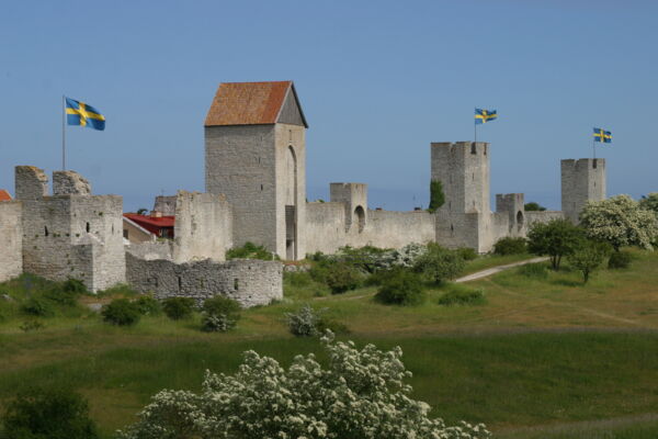 Visby ringmur med flaggor