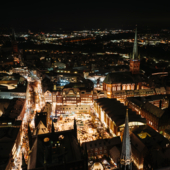 Lübeck_Weihnachtsmarkt auf dem Markt aus der Vogelperspektive © LTM