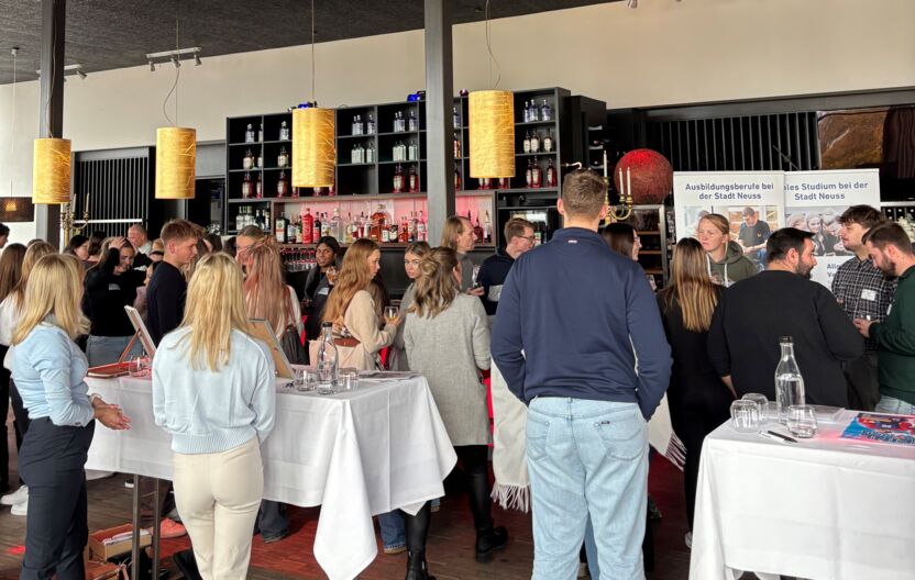 Walk and Talk auf Einladung der Hanse-Gesellschaft Neuss in der Pegelbar. Walk and Talk 1_Hamdaoui